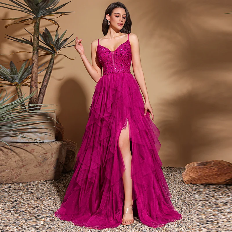 

Женское ярко-пурпурное вечернее платье с глубоким V-образным вырезом и тонкими бретелями. Платье длиной до пола без рукавов. Гламурное и романтичное.