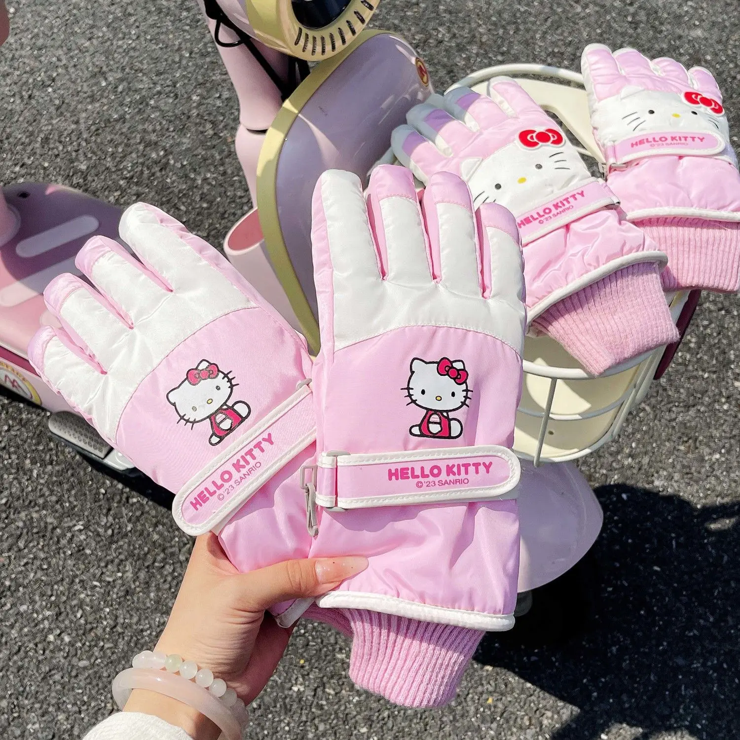 

Sanrio Hello Kitty Ski Gloves Winter Warm Cold Proof Waterproof Thick Velvet Touch Screen Anti Slip Riding Gloves Girl Gift Toys