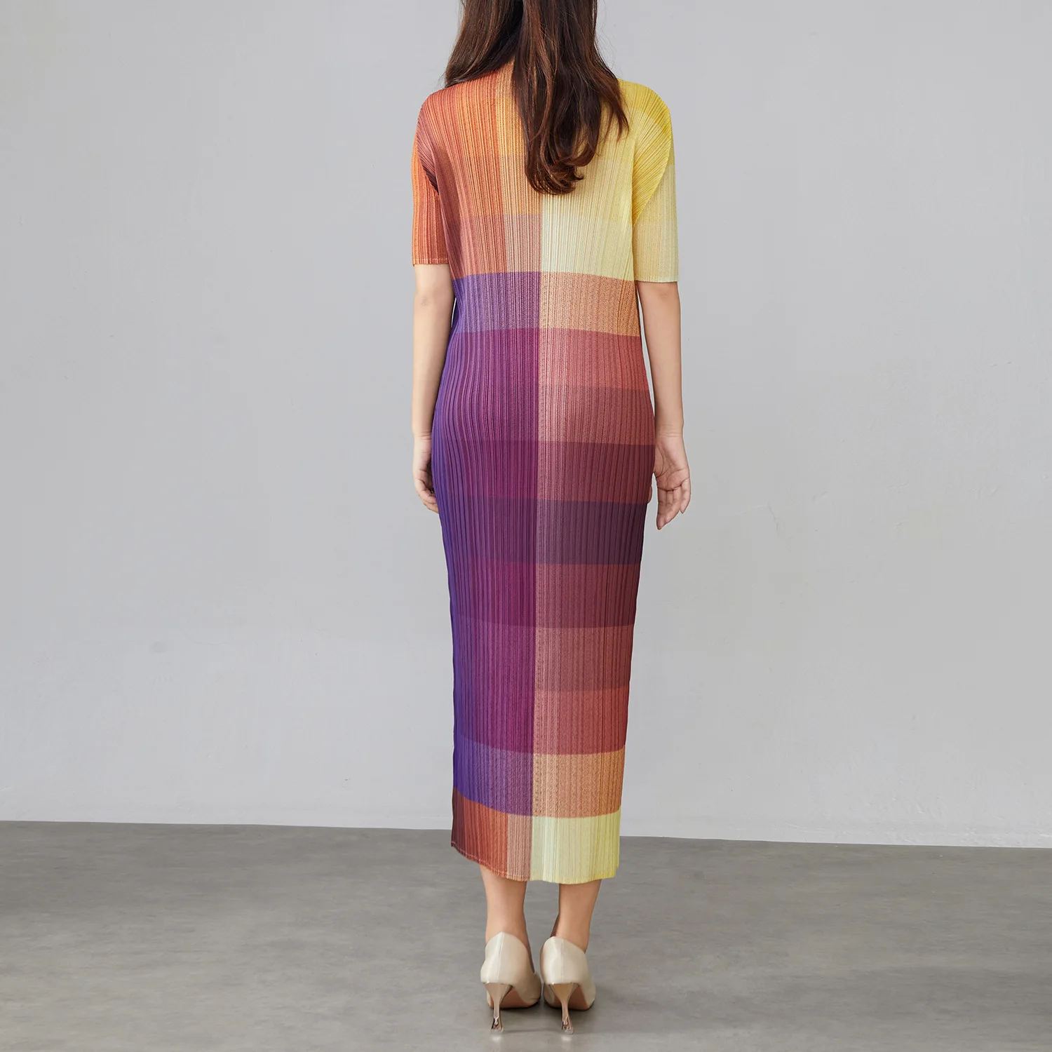 Miyake Plissee Color Clashing Langes Kleid 2025, Frühling und Sommer, neue plissierte Mode, elegante Kurzarm-Rundhalskleider