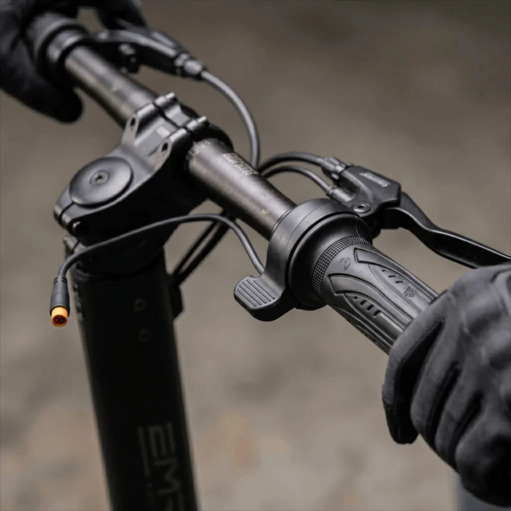 Electric Bike Throttle with 3 Pin Waterproof Connector12V‑72V 20X Scooter Speed Throttle Handle for 22.2mm - Detail Angle #03