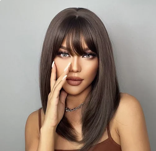 สีน้ําตาลตรงวิกผมสังเคราะห์กับ Bangs สําหรับผู้หญิงสีดําความยาวไหล่ Bob Dark Roots สําหรับสาวทุกวันคอสเพลย์วิกผม