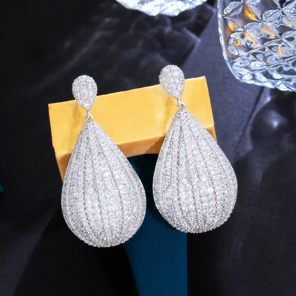 CWWZircons Glänzende, vollständig mit Zirkonia besetzte, weißgoldfarbene, lange, hängende, große Wassertropfen-Ohrringe für Bräute, Hochzeiten und Festlichkeiten, Großhandel E0990 – Detail 5