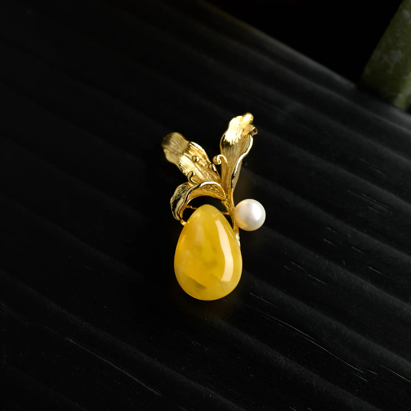 Fashionable and exquisite lily brooch, retro beeswax design, high-end female corsage, elegant cheongsam female accessories