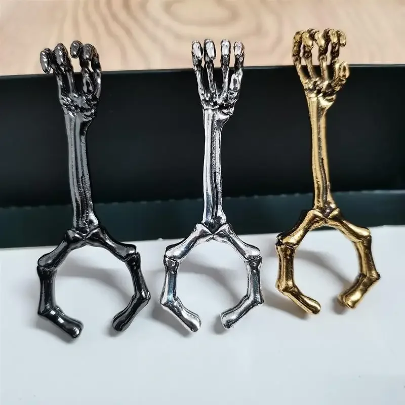 

1pcs Hand bone smoke rack with skull pattern ring opening can be adjusted to prevent hot hands from turning yellow