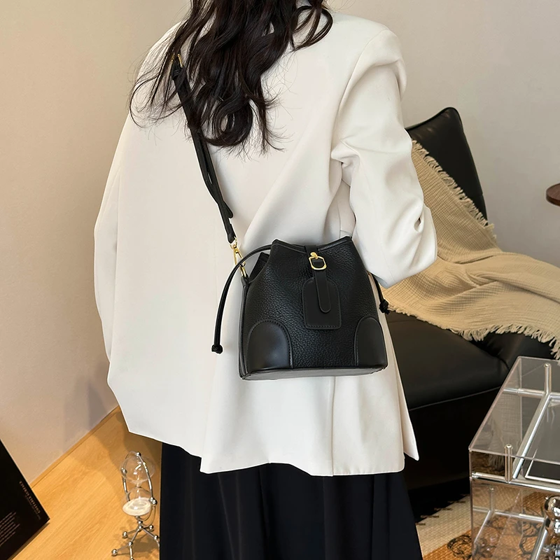 حقيبة كتف كلاسيكية مصممة على الموضة من الجلد الفاخر للنساء، حقيبة يد كروس أنيقة لملابس يومية عصرية