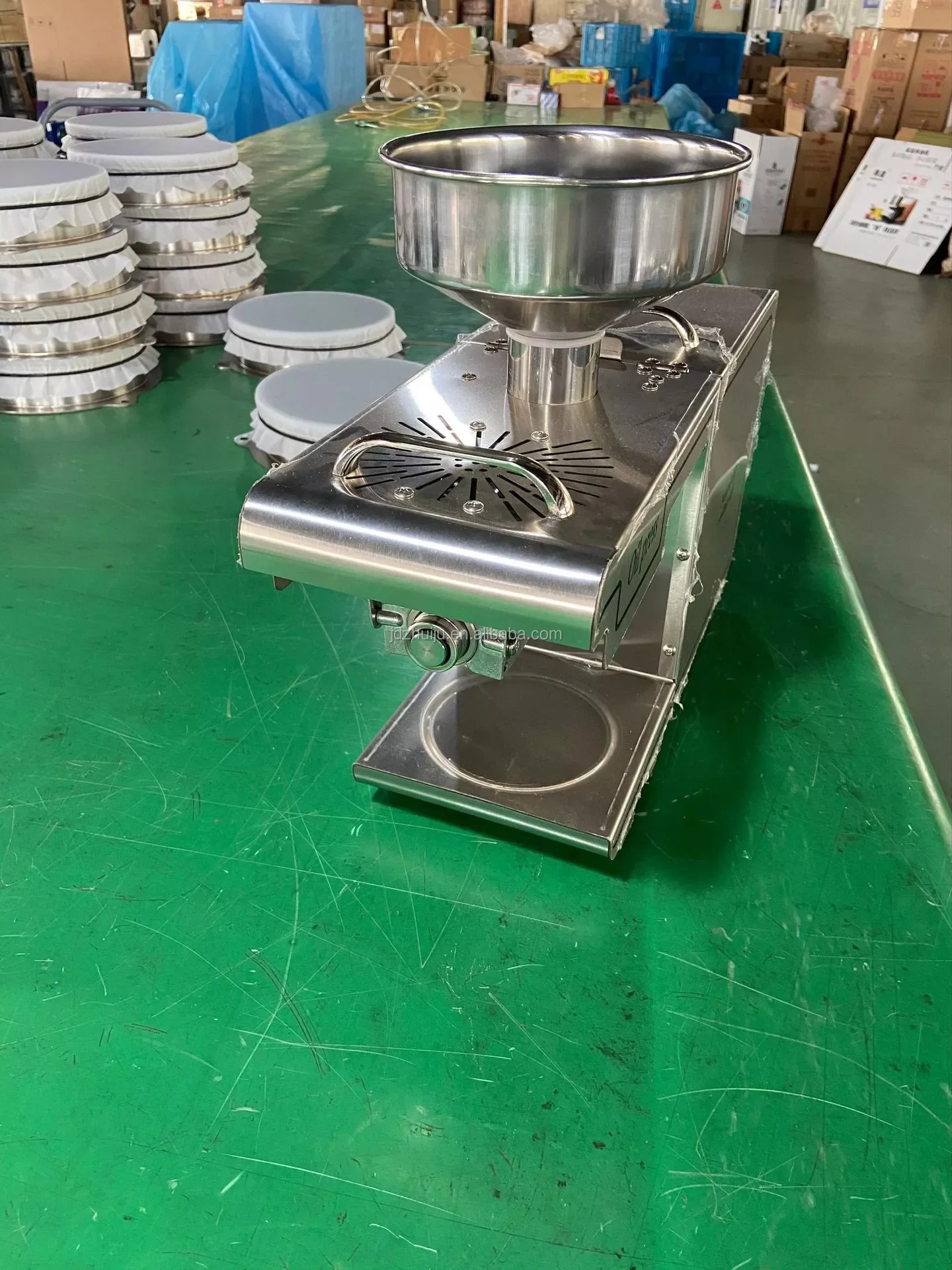 Home Mini Coconut Oil Mill Machinery/peanut Sesame Sunflower Oil Extractor Oil Pressers HJ-P10