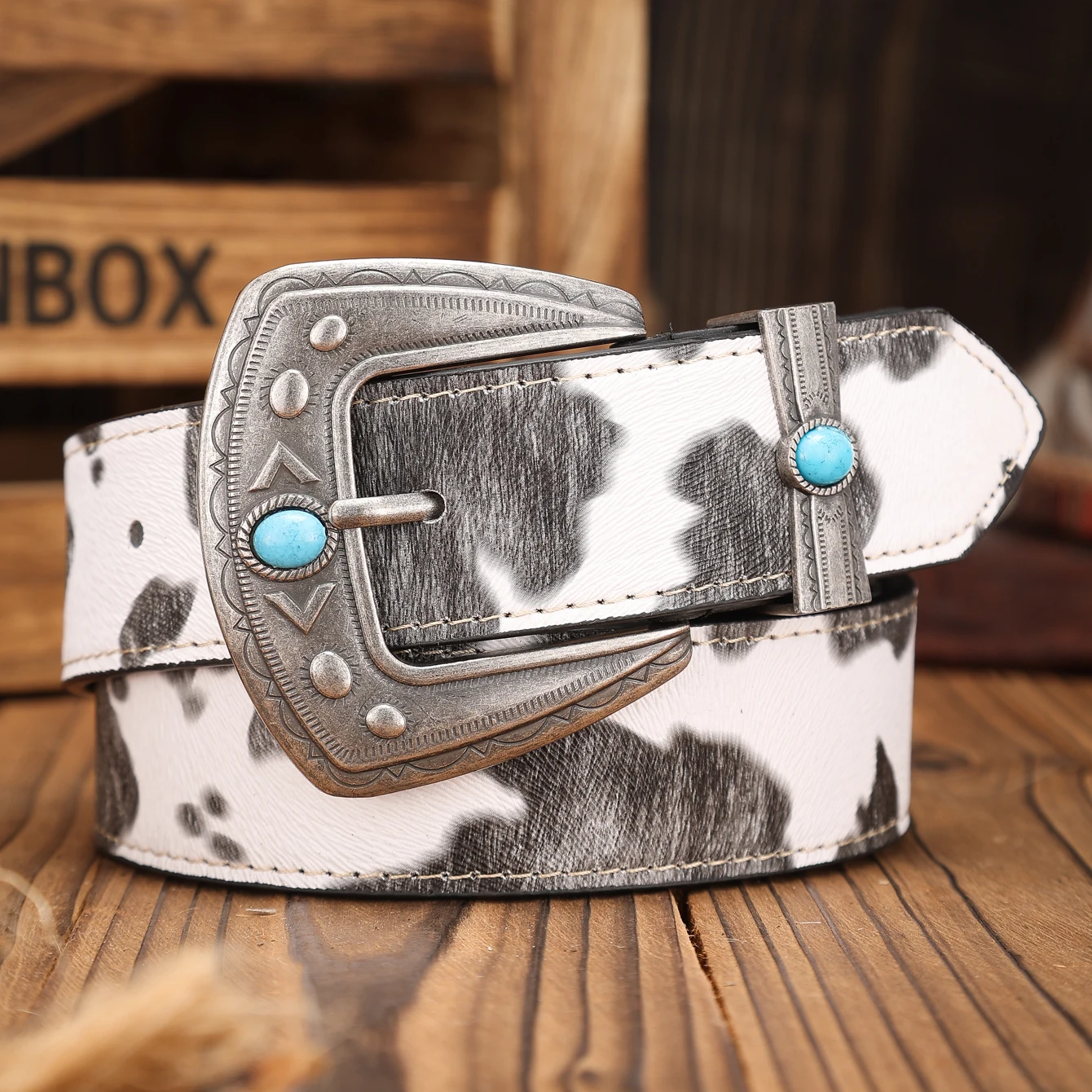 A Western-style Buckle PU Belt Suitable for Both Men and Women, a Casual and Retro Belt (Random Pattern) (With Perforated Nails)
