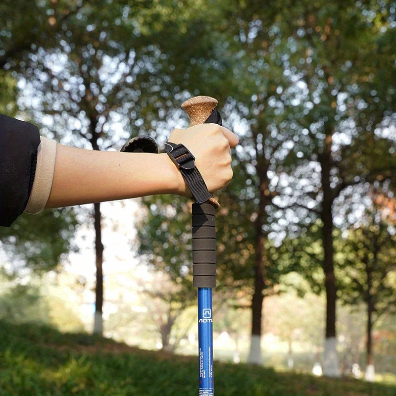 أقطاب المشي لمسافات طويلة في الهواء الطلق عصا المشي مادة سبائك الألومنيوم القوية للمشي في الهواء الطلق التخييم مغامرة المشي لمسافات طويلة الملحقات عصا