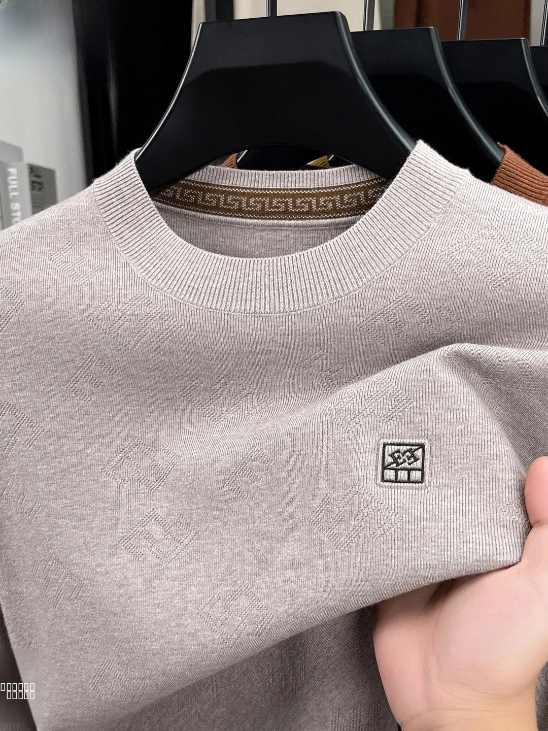 

Осенний новый мужской свитер из чистой шерсти, однотонный, с круглым вырезом, тонкий, с длинными рукавами, повседневный, универсальный, легкий.