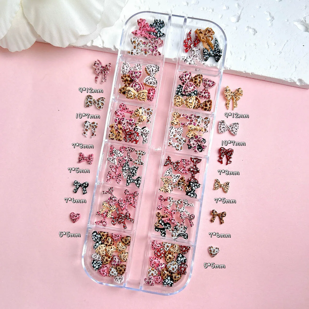 1 scatola di novità creativa stampa leopardo fiocco resina pendenti per unghie 3D di vendita calda dolce maculato cravatta cuore decorazioni per unghie unghie fai da te