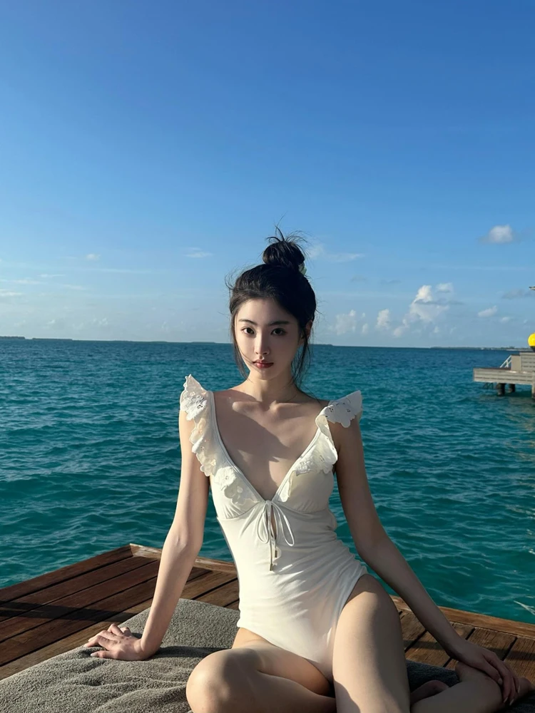 

Retro Luxury Embroidered Deep V Bal High Slimming Cover up Hot Springs Vaion Swimming Suit Fene Sle