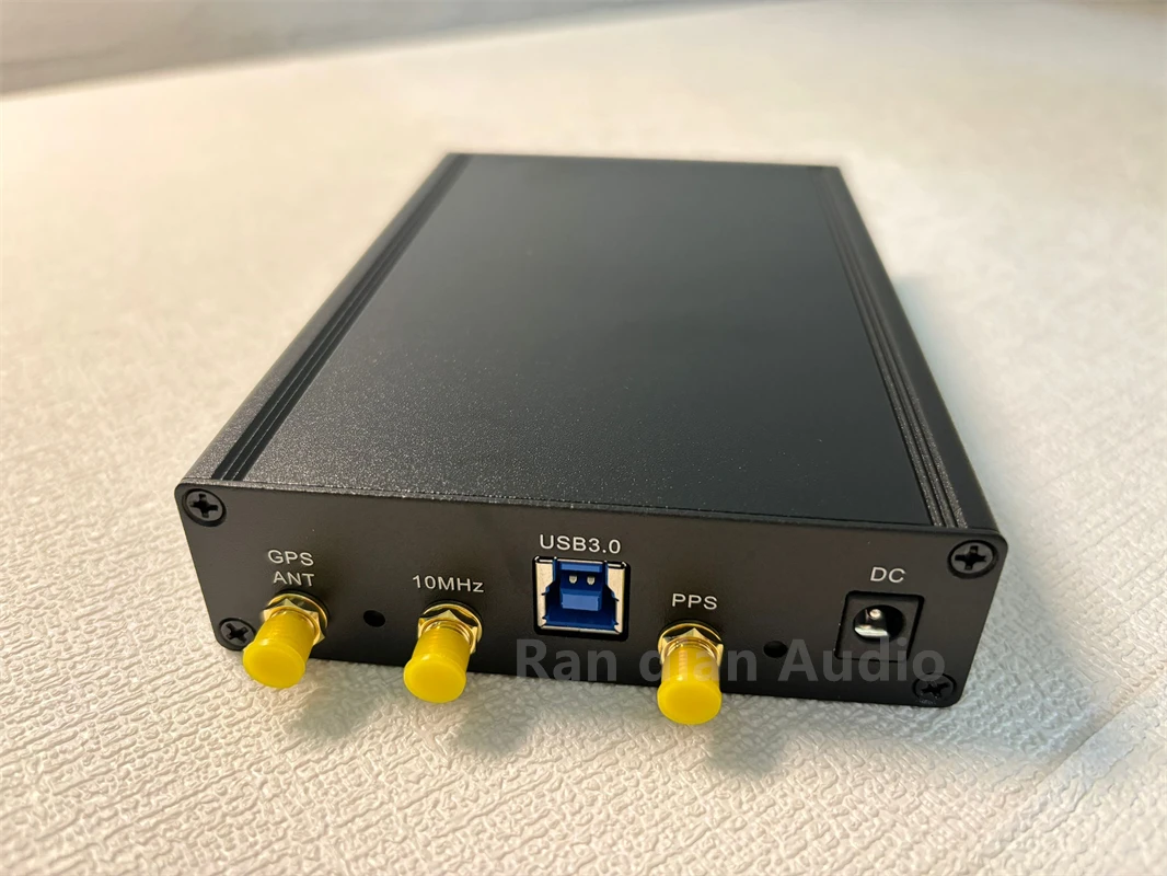 B200 USRP B210 متوافق مع أداء الإصدار الأصلي. 1PPB (0.001PPM) التردد: 70 ميجا هرتز - 6 جيجا هرتز AD9361 ثنائي القناة