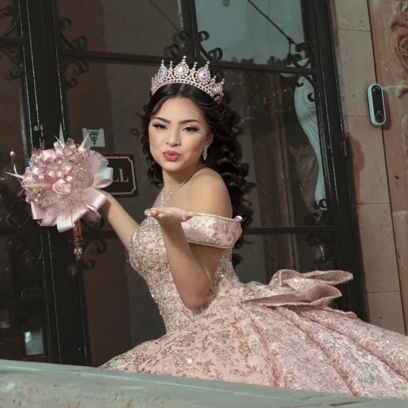 Розовое бальное платье Quinceanera Платье 2025 Тюль Аппликации Цветы Бант с открытыми плечами Сладкие 15-16 лет Вечерние платья для дня рождения