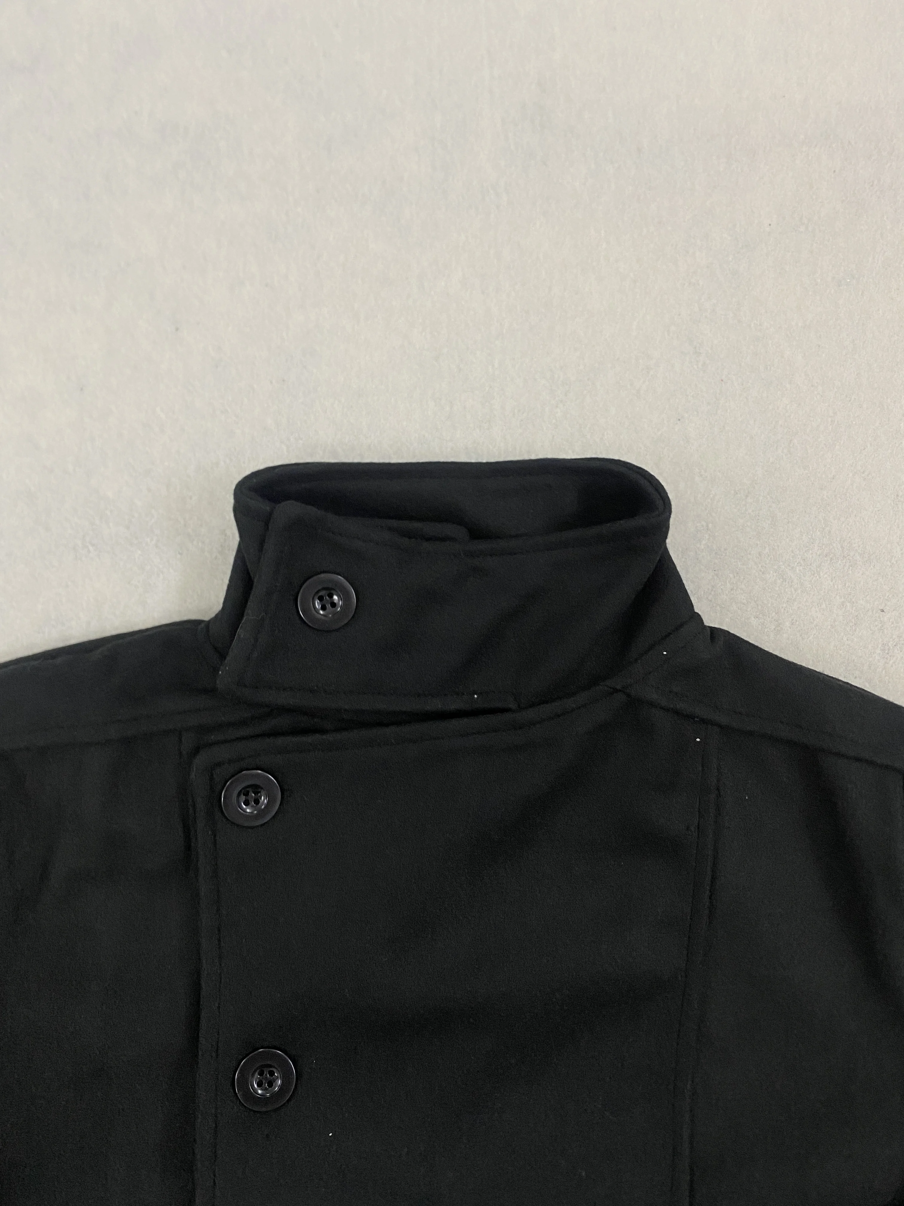 Koreanische hochgeschlossene Wolljacke für Damen mit Knopfleiste vorne und lockerer Passform, retro, warmes, kurzes Winteroutfit für den Alltag. – Detail 4