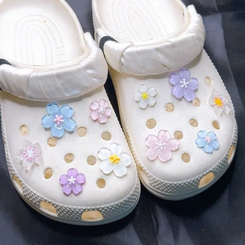 مجموعة 10 قطع من زينة الأحذية DIY زهور ملونة ثلاثية الأبعاد لصنادل وشباشب الصيف وإكسسوارات الأحذية النسائية