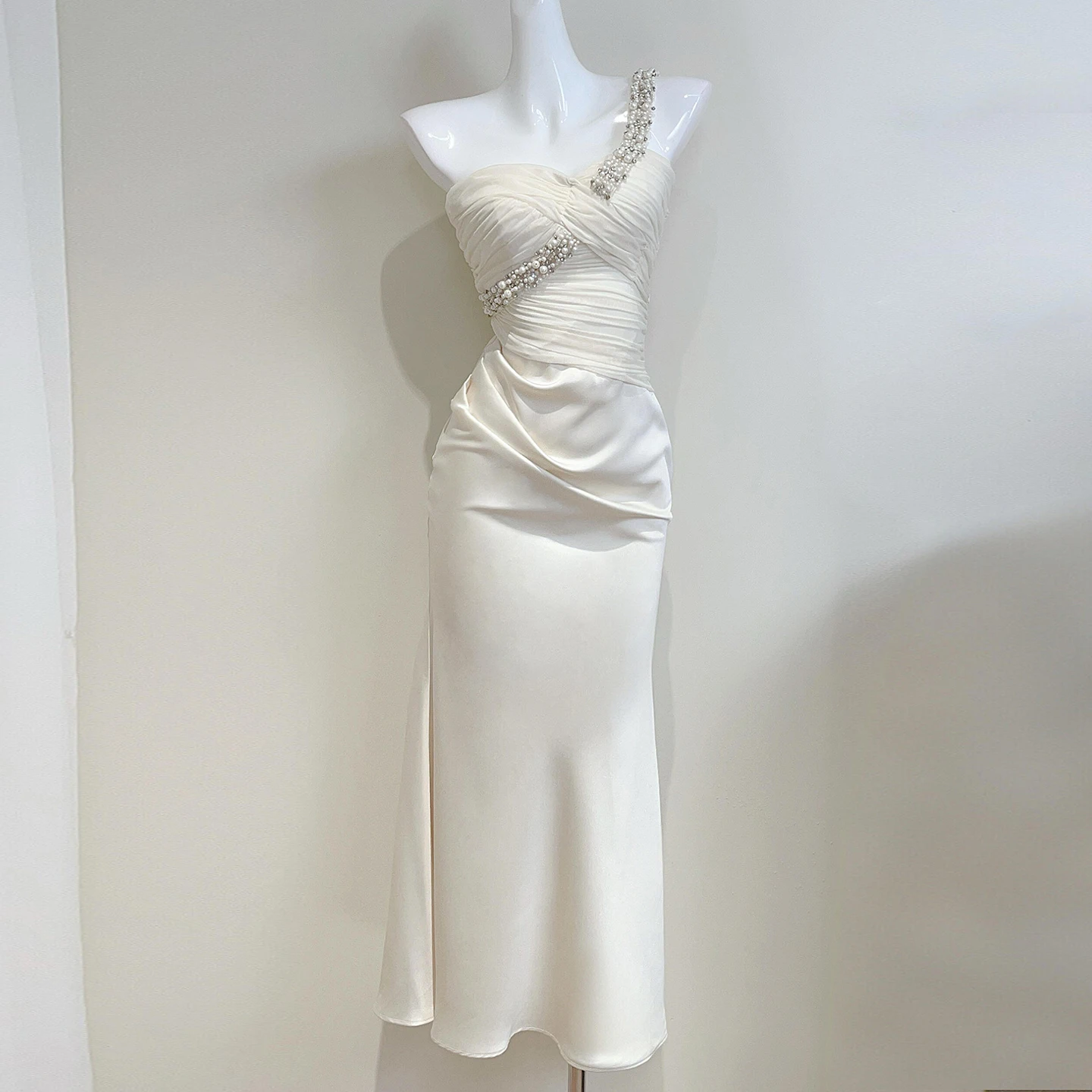 화려한 아이보리 파티 드레스 원 숄더 아이보리 새틴 칵테일 드레스 진주 장식 발목 길이 드레스