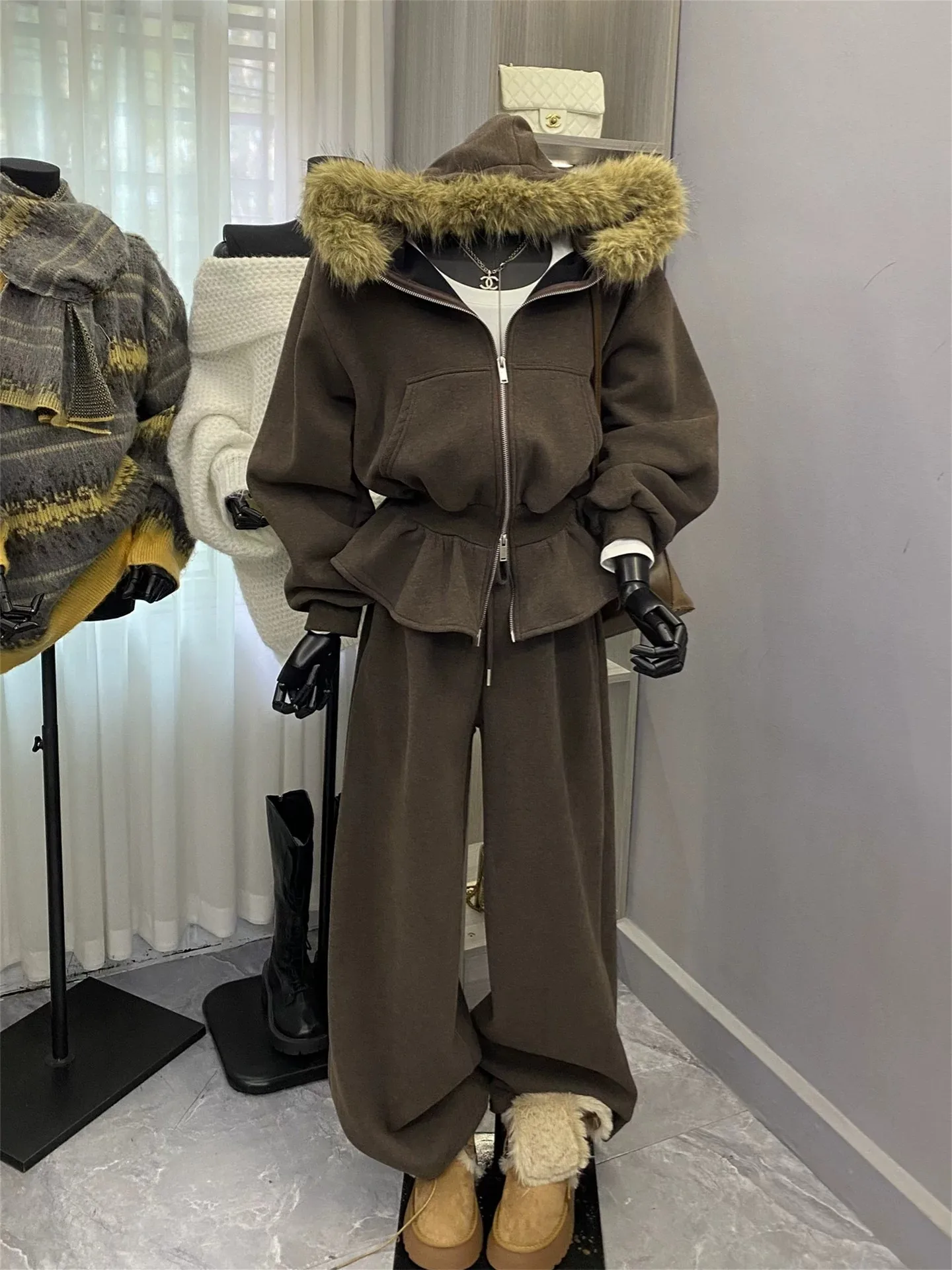 

Ретро-комплект из двух предметов: пальто с флисовой подкладкой и поясом, а также широкие брюки, с меховым воротником и капюшоном, в повседневном стиле, для зимы.