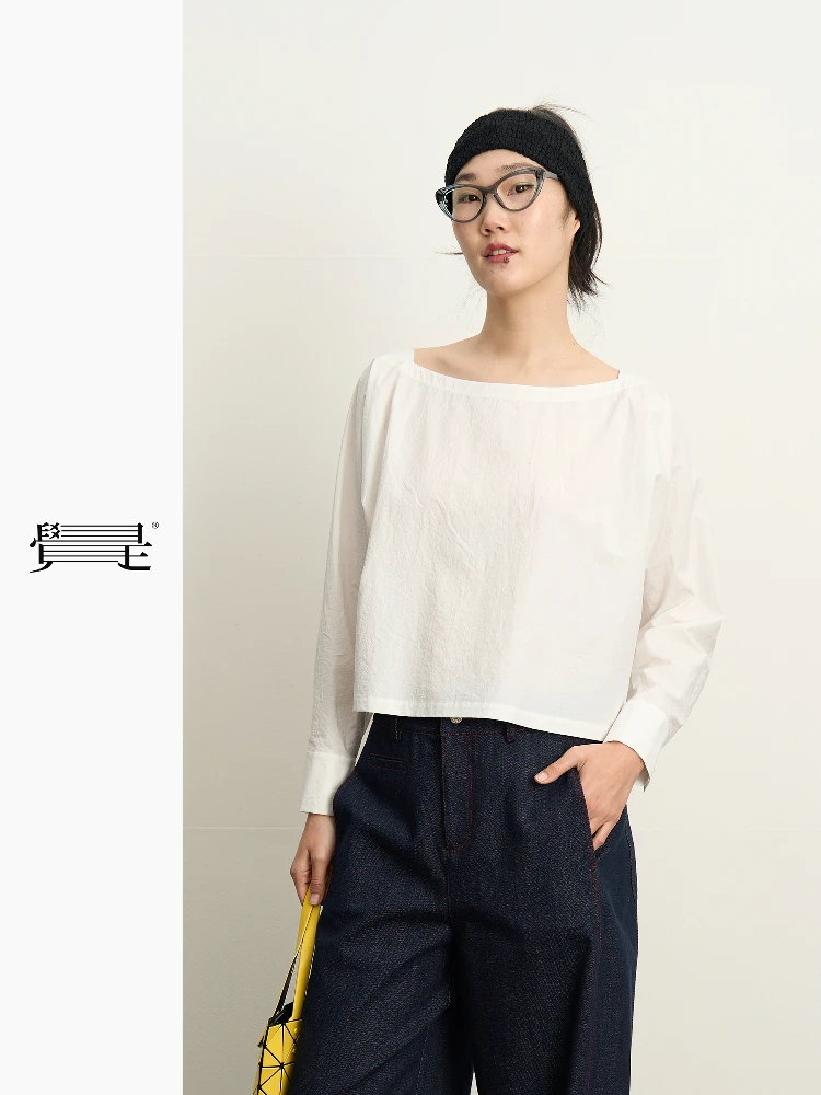 

Оригинальный дизайн, белая рубашка с жатой текстурой, на одно плечо, свободного кроя, с длинным рукавом, укороченная, однотонная, с круглым вырезом.