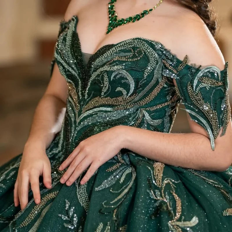 

Блестящее темно-зеленое платье Quinceanera с открытыми плечами, кружевное блестящее платье с кристаллами и длинным хвостом, платья de 15, Quinceanera ﻿ Настроить