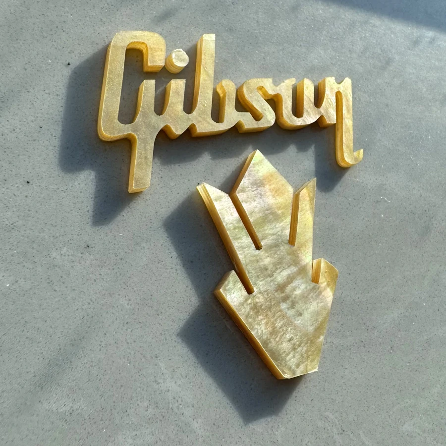 Incrustación Decorativa de 2.0 mm de Grosor en Oro con Madreperla para Corona de Guitarra y Logotipo en el Clavijero