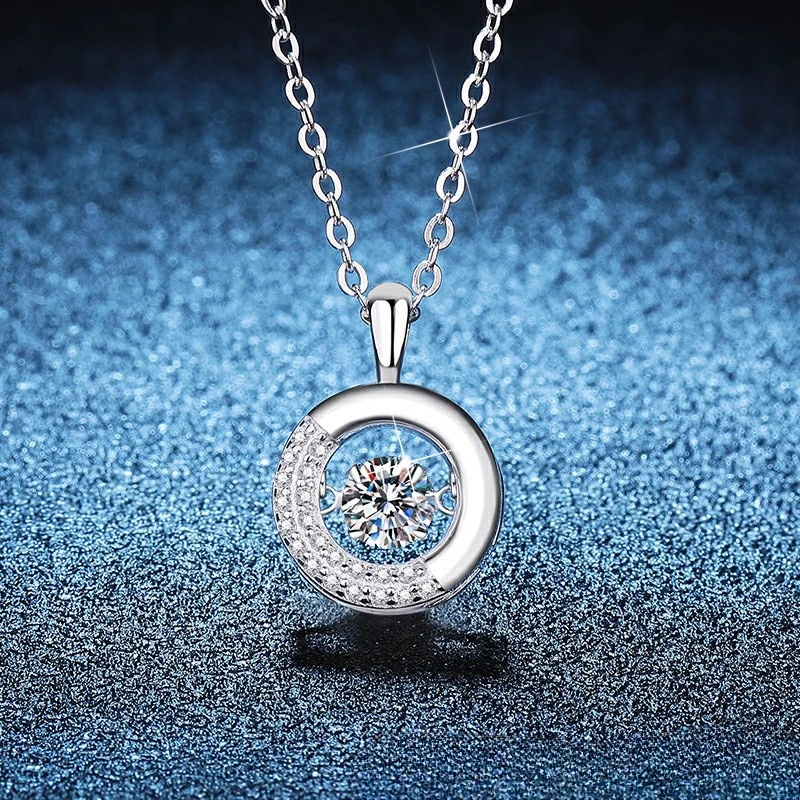 

Новое колье из чистого серебра S925 с муассанитом и подвеской в виде пончика в форме сердца. Ожерелье из муассанита для женских свадебных украшений