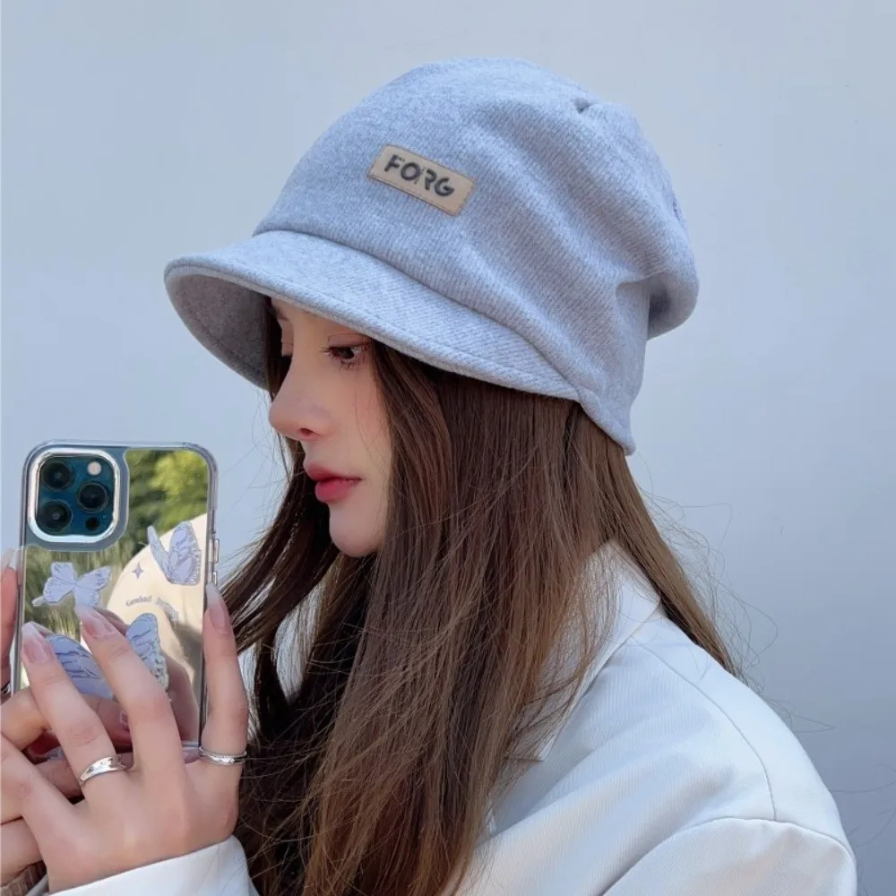 Topi baseball wanita dengan pinggiran lebar, warna solid, tebal, tahan angin, dan hangat.