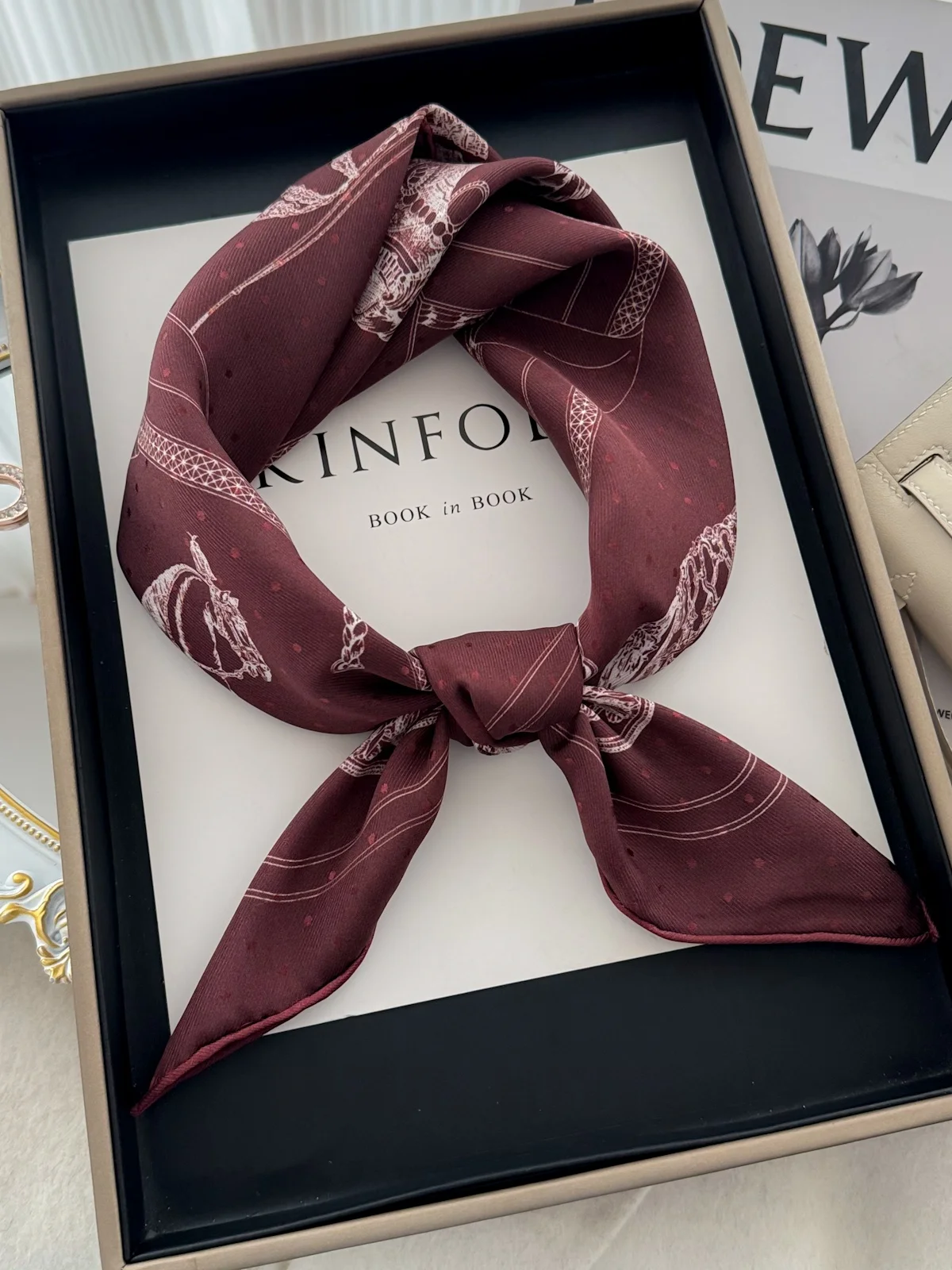 foulard-carre-en-soie-brode-double-face-65-cm-bleu-vin-turquoise-design-polyvalent-luxe-leger-pour-les-trajets-quotidiens