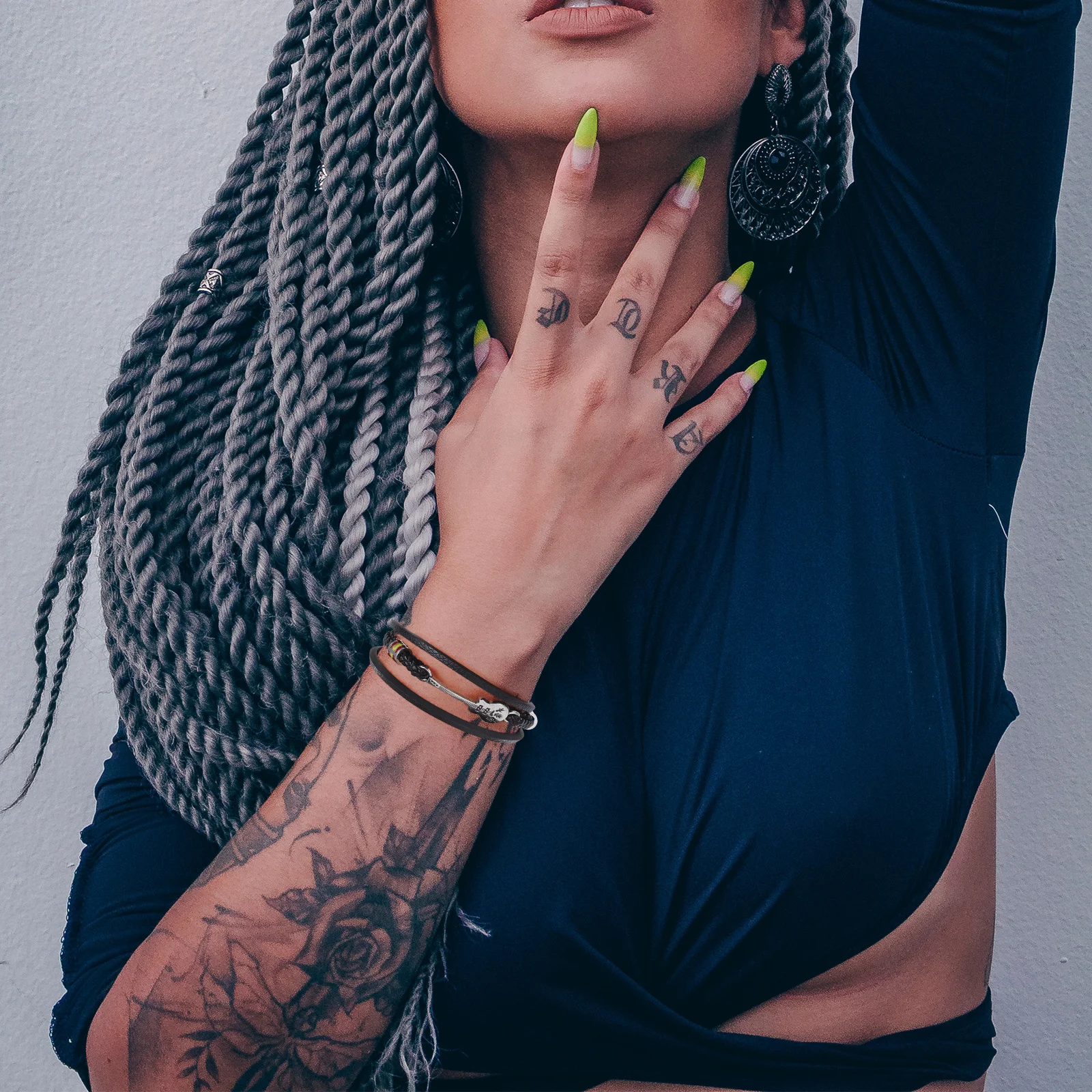 1 قطع بارد نمط بو سوار الكفة الإسورة الأسود متعدد الطبقات الغيتار تصميم الرجال الفتيان مجوهرات بسيطة بو سوار