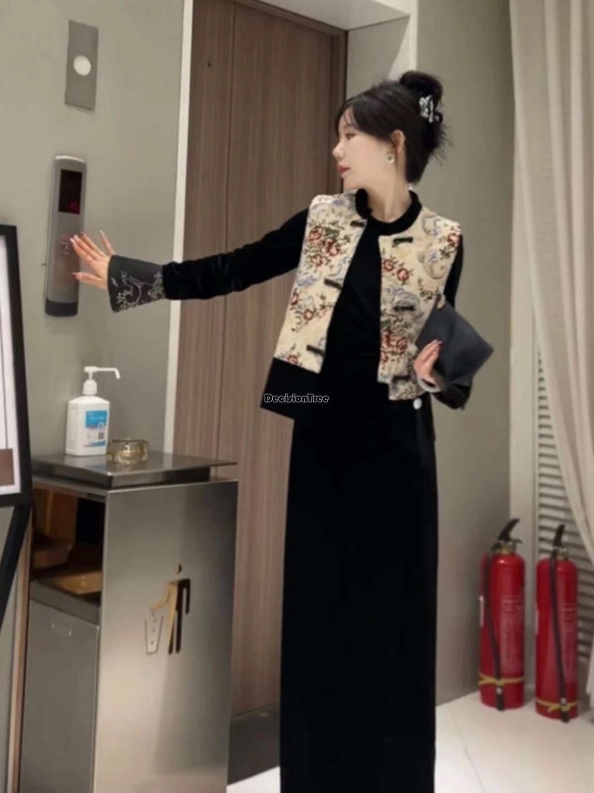 

2025 new chinese retro national style splicing design printed stand collar sleeveless vest cheongsam button loose tang suit vest