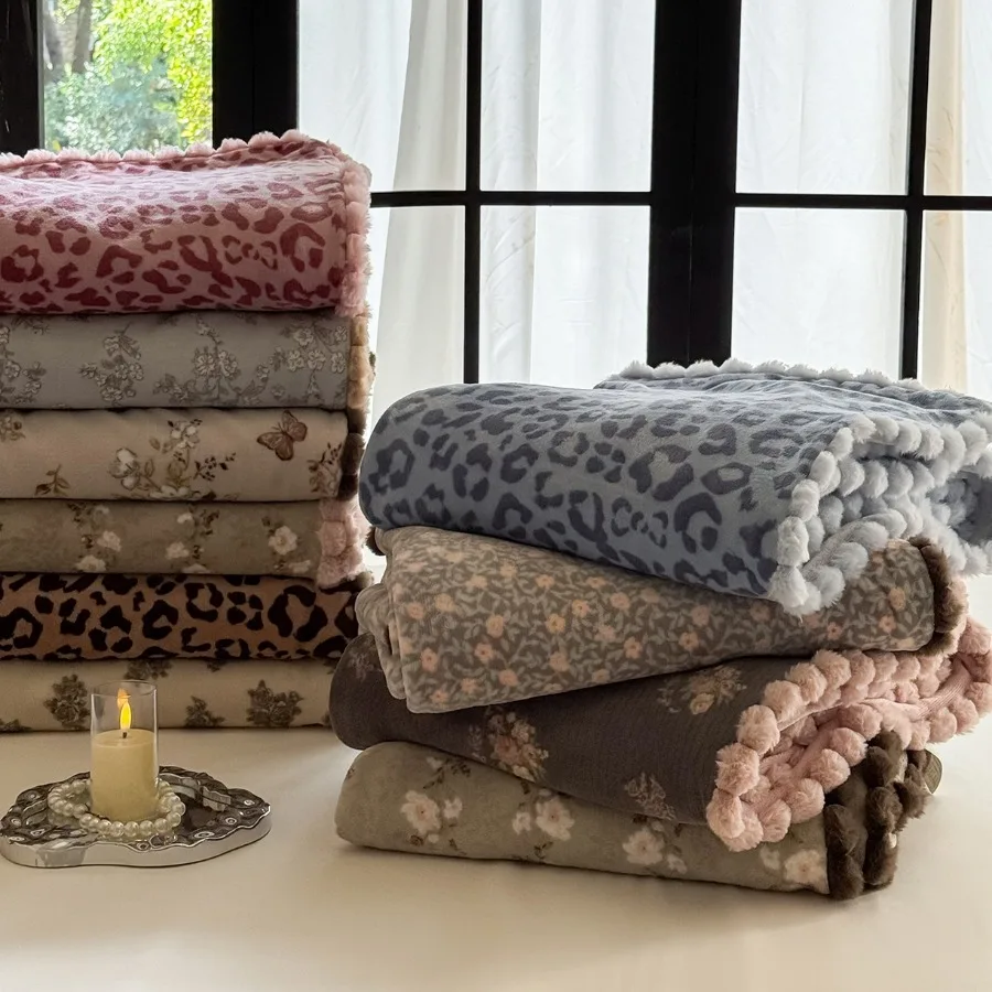 Home Nap Double-layer Coral Fleece Blanket Air Conditioning Sofa Blanket Shawl Covered with Milk Fleece Camping Portable Blanket