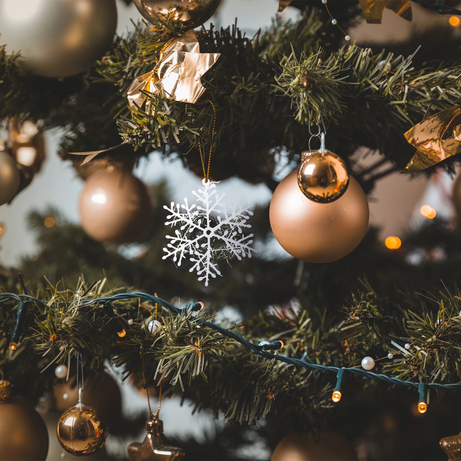 

90Pcs Christmas Snowflake Hanging Ornaments Tree Pendants Creative Xmas Festive Decorations Simulation Snowflake Pendant