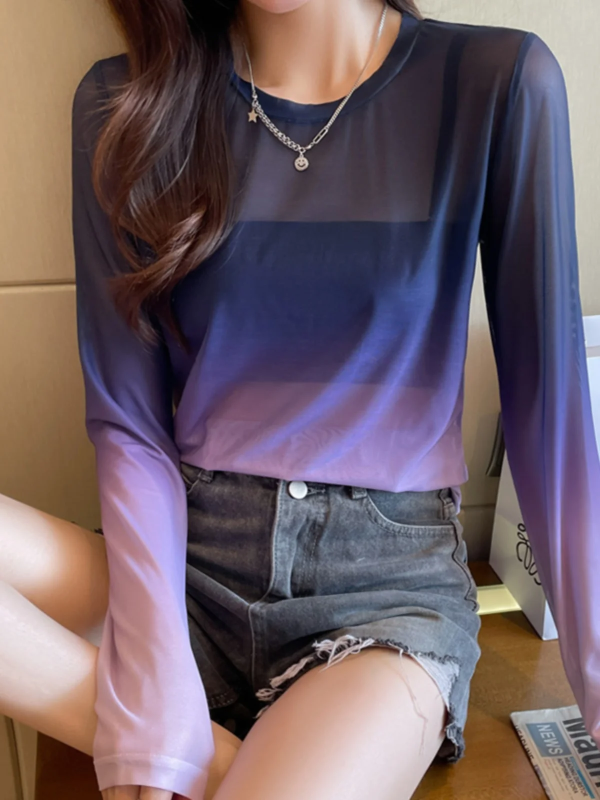 قميص نسائي بقاعدة شبكية من الحرير الجليدي تي شيرت نسائي ربيعي جديد متدرج اللون شبه شفاف بأكمام طويلة تي شيرت مثير ورقيق للحما...