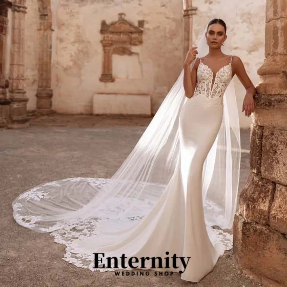 

Customized Exquisite Spaghetti Strap Wedding Gown Charming V-neck Bridal Dresses Lace Applique Bridal Gown Vestidos De Noiva