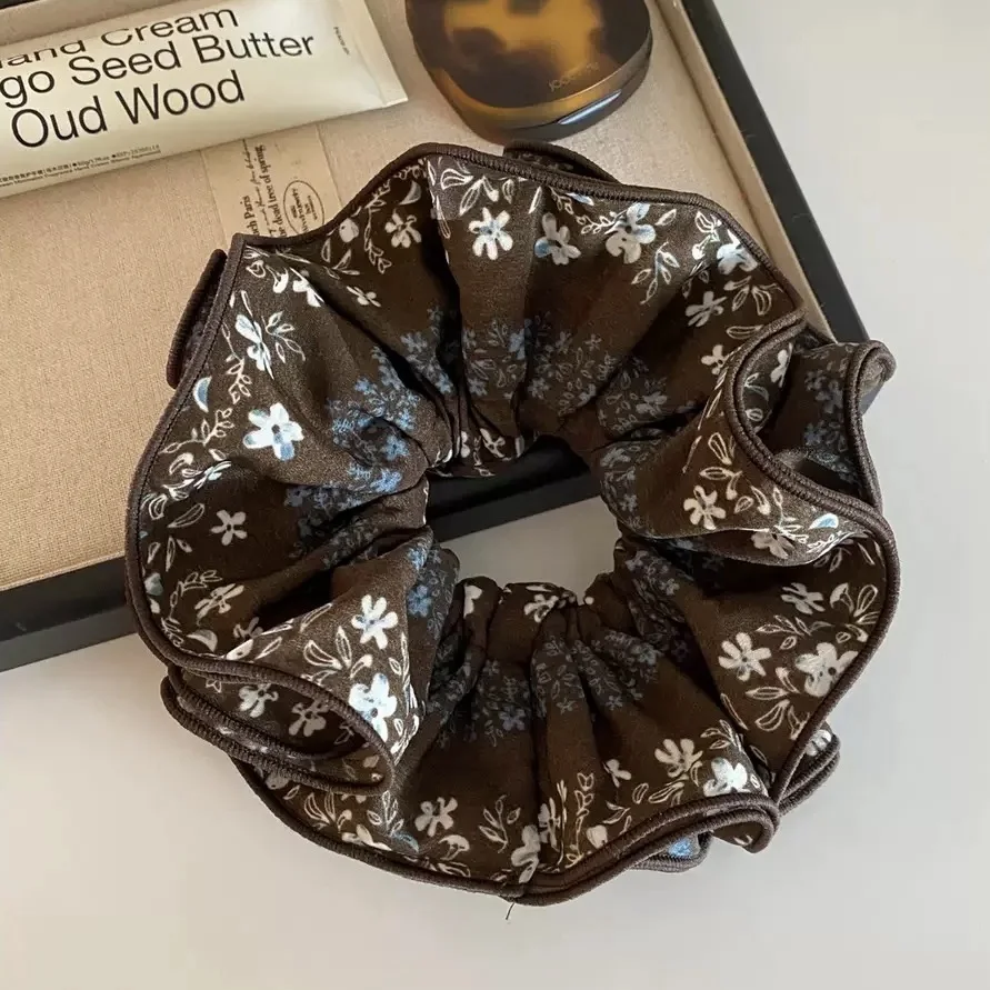 

Cravate pour cheveux à imprimé floral délicat de style vintage, parfaite pour les queues de cheval rebondissantes au quotidien