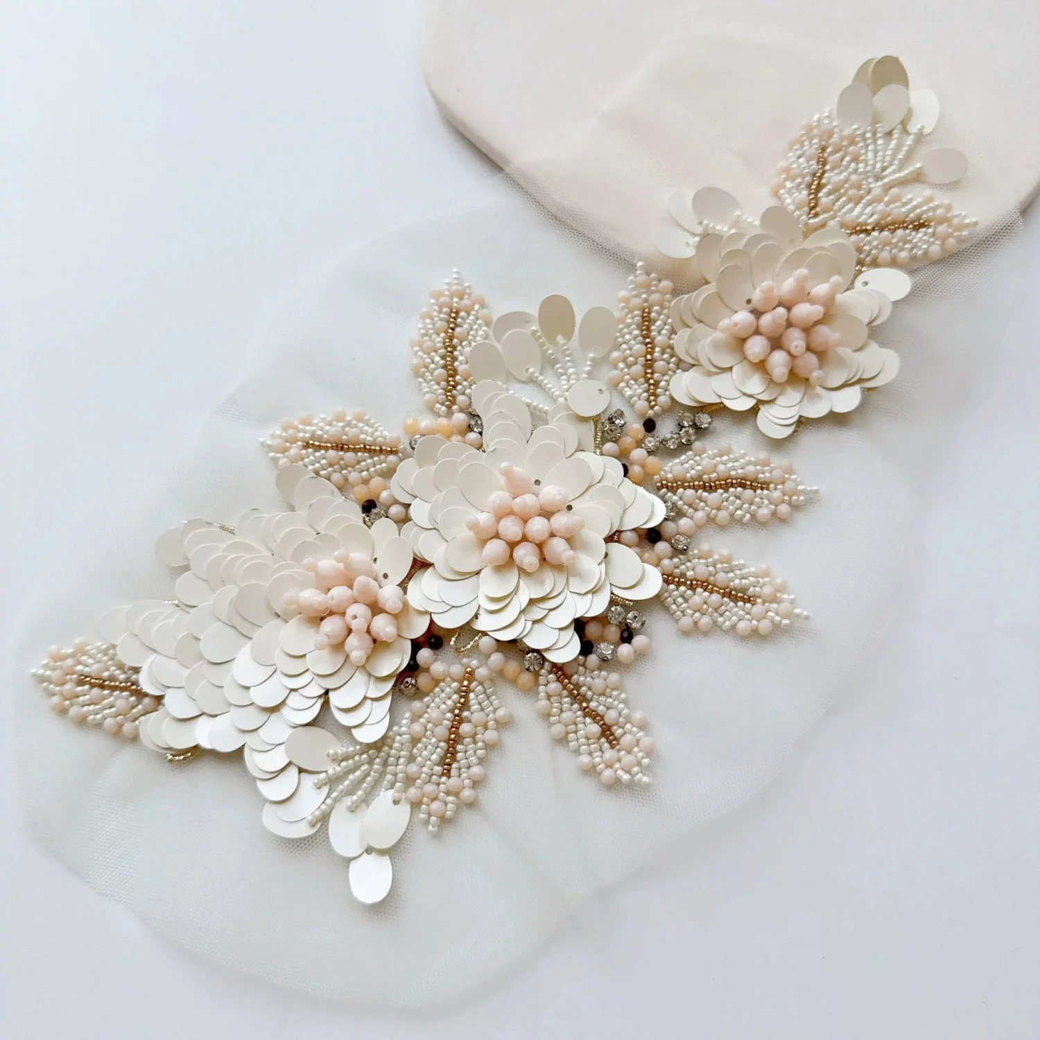

1pcs Pearl sequin embroidery patches for clothes DIY sew on parche appliques Embroidery applique patch ropa clothing accessory