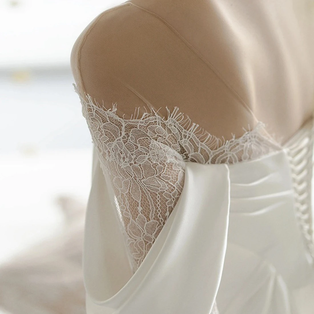 Abito da sposa su misura in pizzo vintage con scollo a O e gonna a trapezio lunga fino al pavimento personalizzato