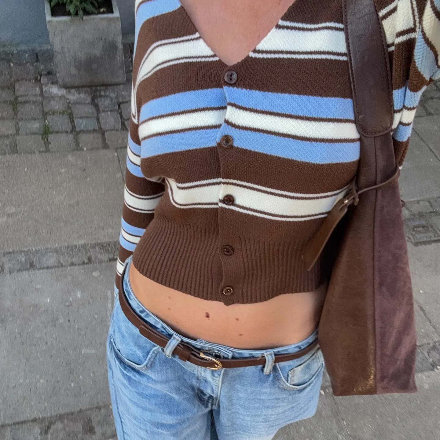 سترة Zeyla النسائية الكورية الكلاسيكية المخططة على شكل حرف V وأزرار سفلية - بلوزة متماسكة مقصوصة بقصة ضيقة لملابس غير رسمية #2