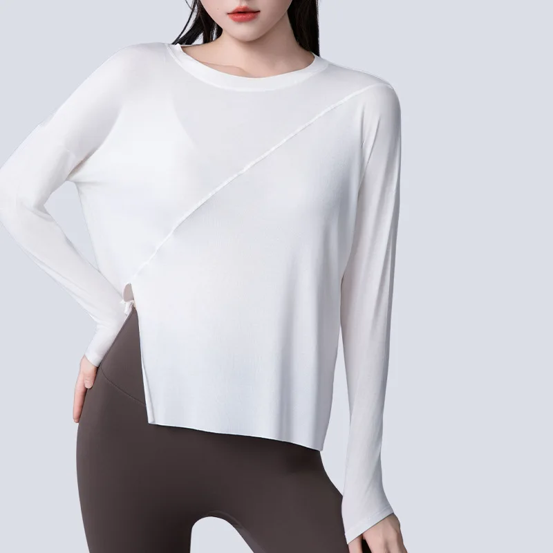 เสื้อโยคะผู้หญิงทรงหลวม ดูเพรียวบาง เหมาะสำหรับวิ่ง ออกกำลังกาย แห้งเร็ว ชายเสื้อผ่าข้าง แขนยาว เสื้อยืดบางเบาสำหรับโยคะ