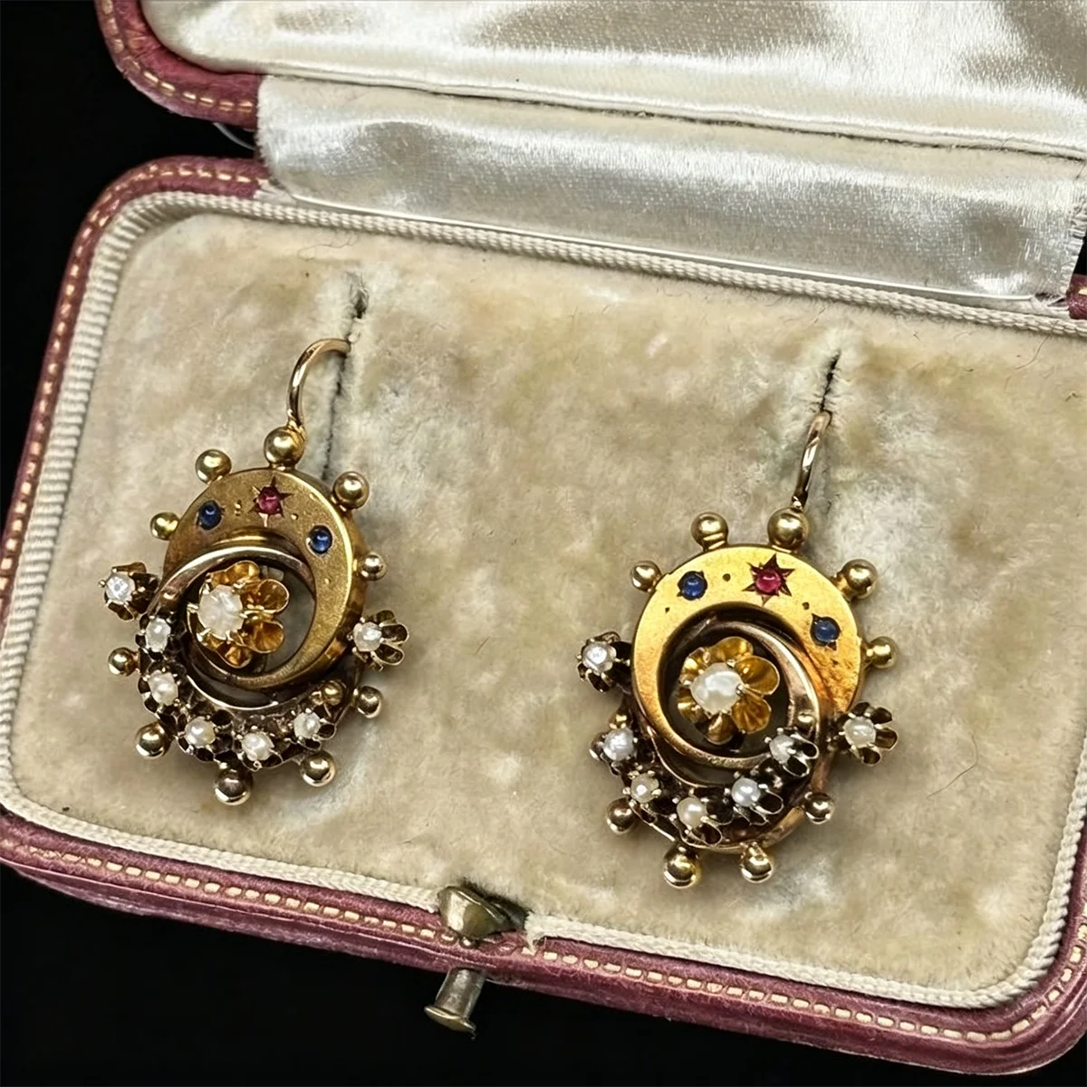 Ring im Vintage-Stil in Sonnenform, kombiniert mit Ohrringen mit einem Anhänger in Form eines Halbmonds, der eine Perle imitiert – ideal für Verabredungen und Partys.