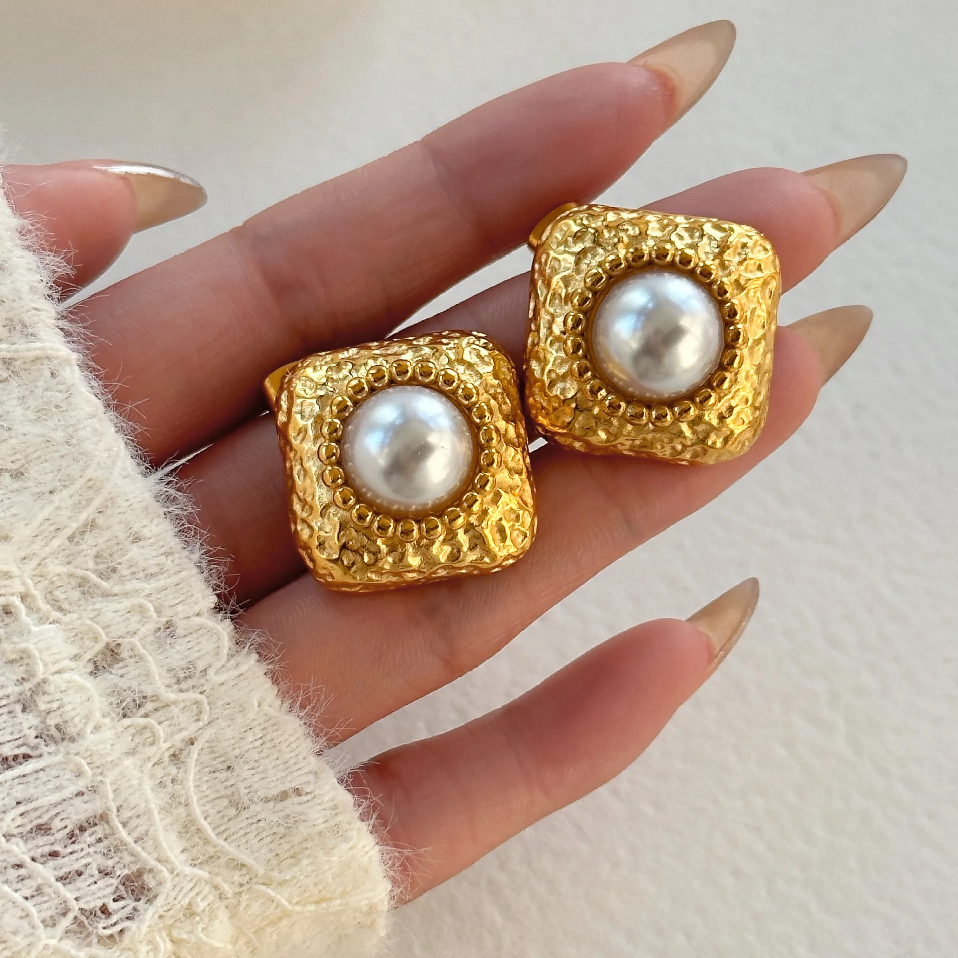 Vintage Hammered Square Pearl Stud Earrings for Women Retro Gold Texture Faux Pearl Statement Earrings Elegant Wedding Party Jew