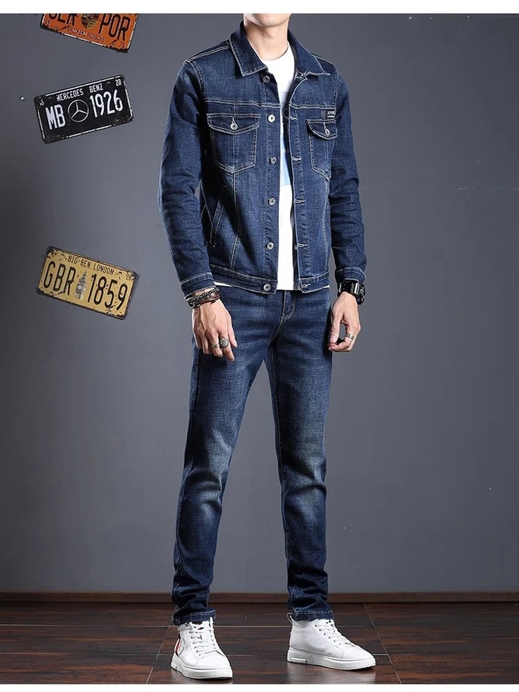 

Классический синий мужской джинсовый костюм (куртка и брюки) приталенного кроя: модная рабочая одежда, верхняя одежда с воротником, длинный рукав, осенний тренд