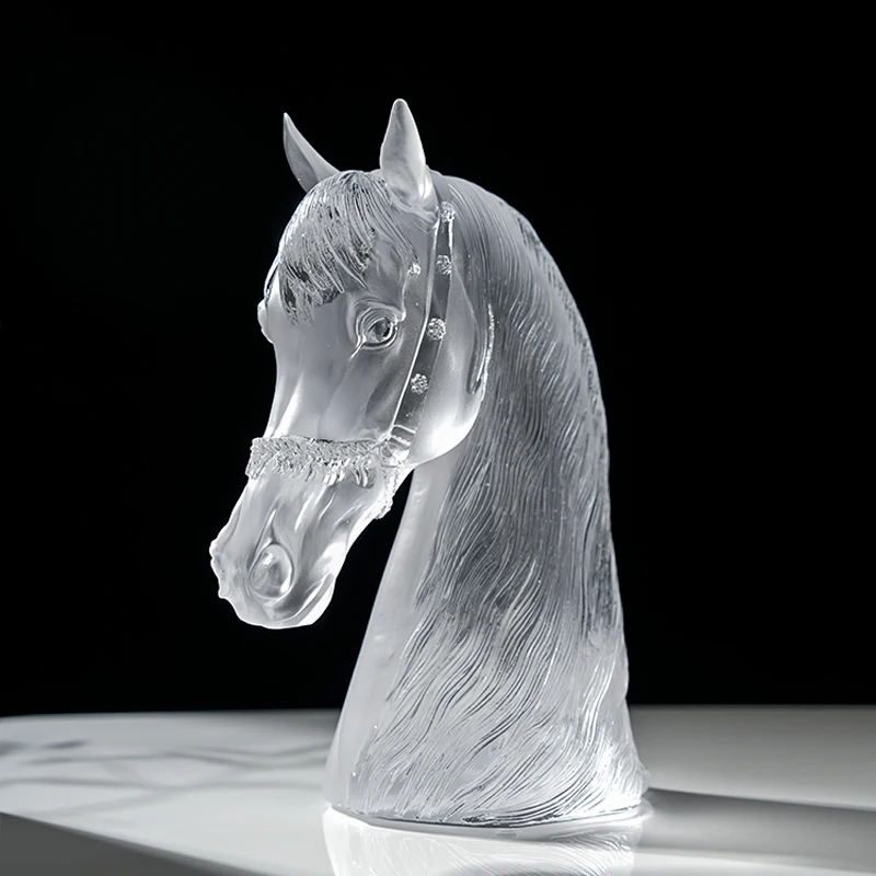 زخرفة زخرفية على سطح الطاولة تمثال رأس الحصان الكريستالي زخرفة كريستال.