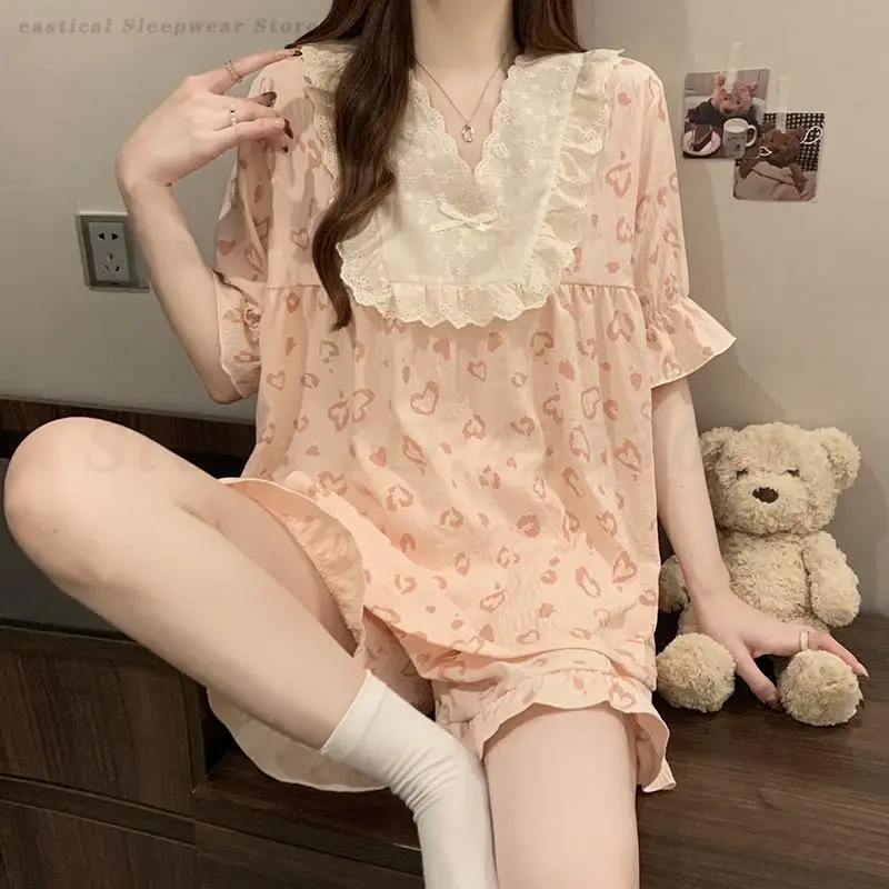 

Новая летняя пижама с кружевной отделкой и V-образным вырезом, в стиле милой принцессы, 2 предмета: рубашка и шорты, с рюшами, домашняя одежда, ночная сорочка