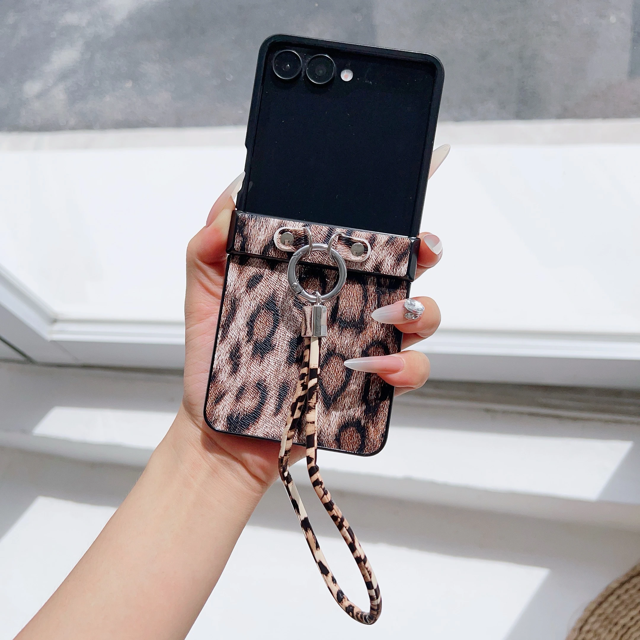 Für Samsung Z Flip7 ZFlip6 Mode Leopard Print Falten Telefon Fall für Galaxy Z Flip 3 4 5 6 7 Flip7 FE Handgelenk Strap Leder Abdeckung