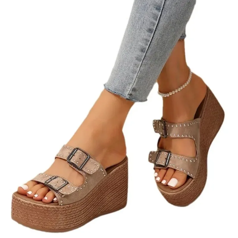 Damesslippers Mode Wiggen Platform Sandalen Retro Klinknagel Metalen Gesp Slippers voor Dames Zomer Open Teen Casual Strandslippers