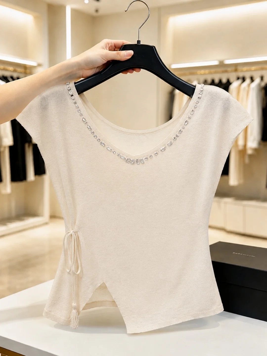 

Slim Fit Ice Silk Knitted Top V-Neck Bead Design Korean Style Commute Straight Tube Short Sleeve Women's Fashion Summer Shirt