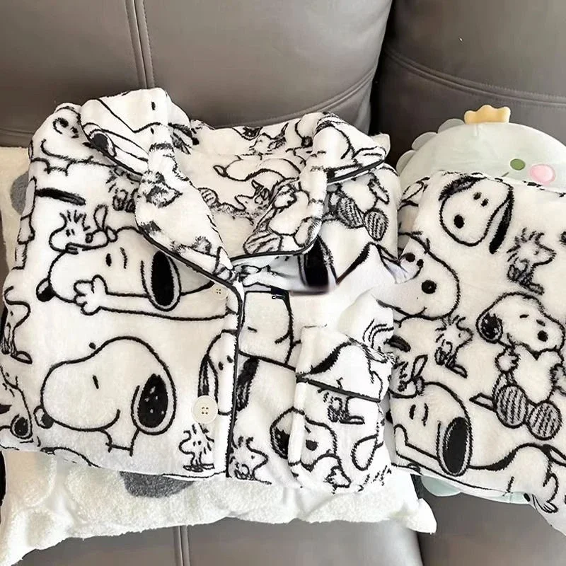 Sweet and cute Snoopy ladies new Japanese cartoon print thickened soft and comfortable skin-friendly coral velvet home wear set