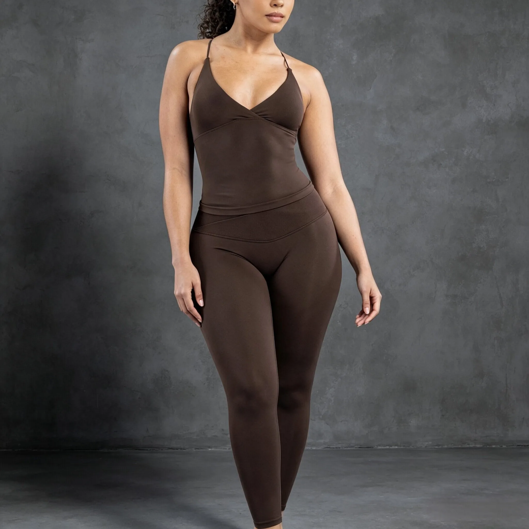 Dneyf DFY Damen Yoga-Cami-Top mit tiefem V-Ausschnitt und überkreuztem Rücken, ärmelloses, gepolstertes Sport-Tanktop, schnelltrocknend, dehnbar, Fitness-Workout-Weste – Detail 17