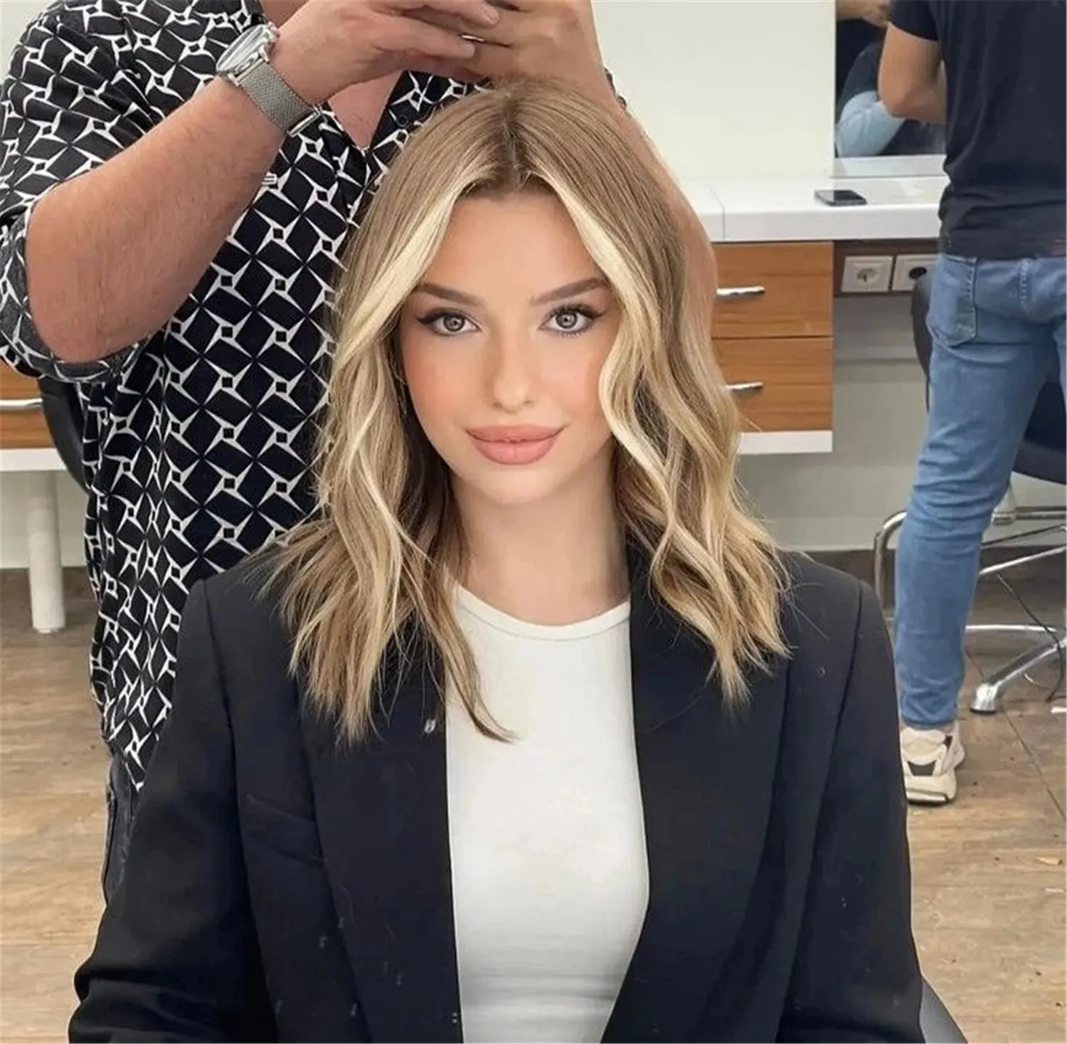 

Новые парики с естественной волной до плеч, без клея, из синтетических волос, высокого качества, с натуральной линией роста волос и прорисованными прядями, легко надевать.