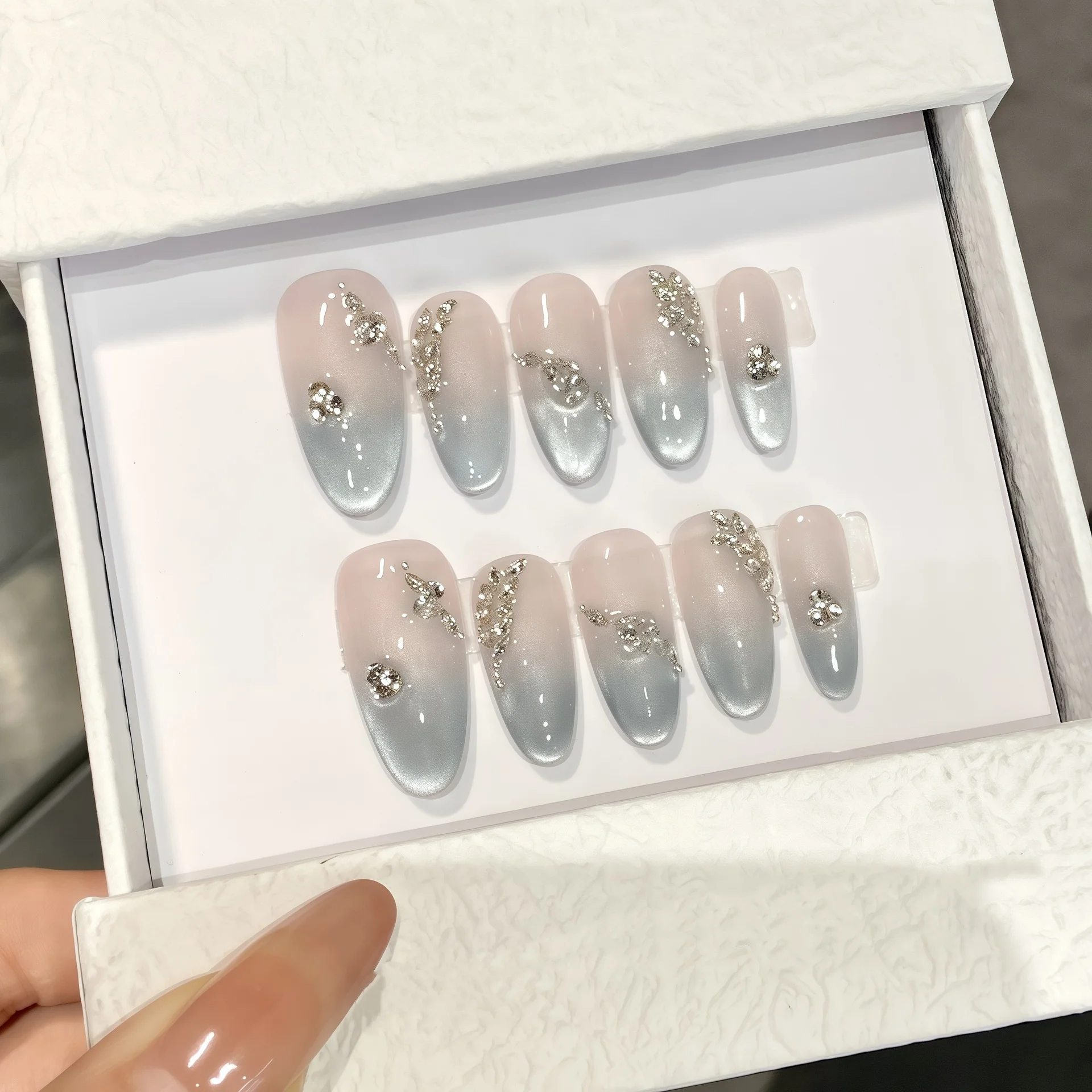 

10Pcs Mid-length Round Handmade Fake Nails Press on Cat's Eye Rhinestone False Nails Detachable Artificial Full Cover Nails Tips